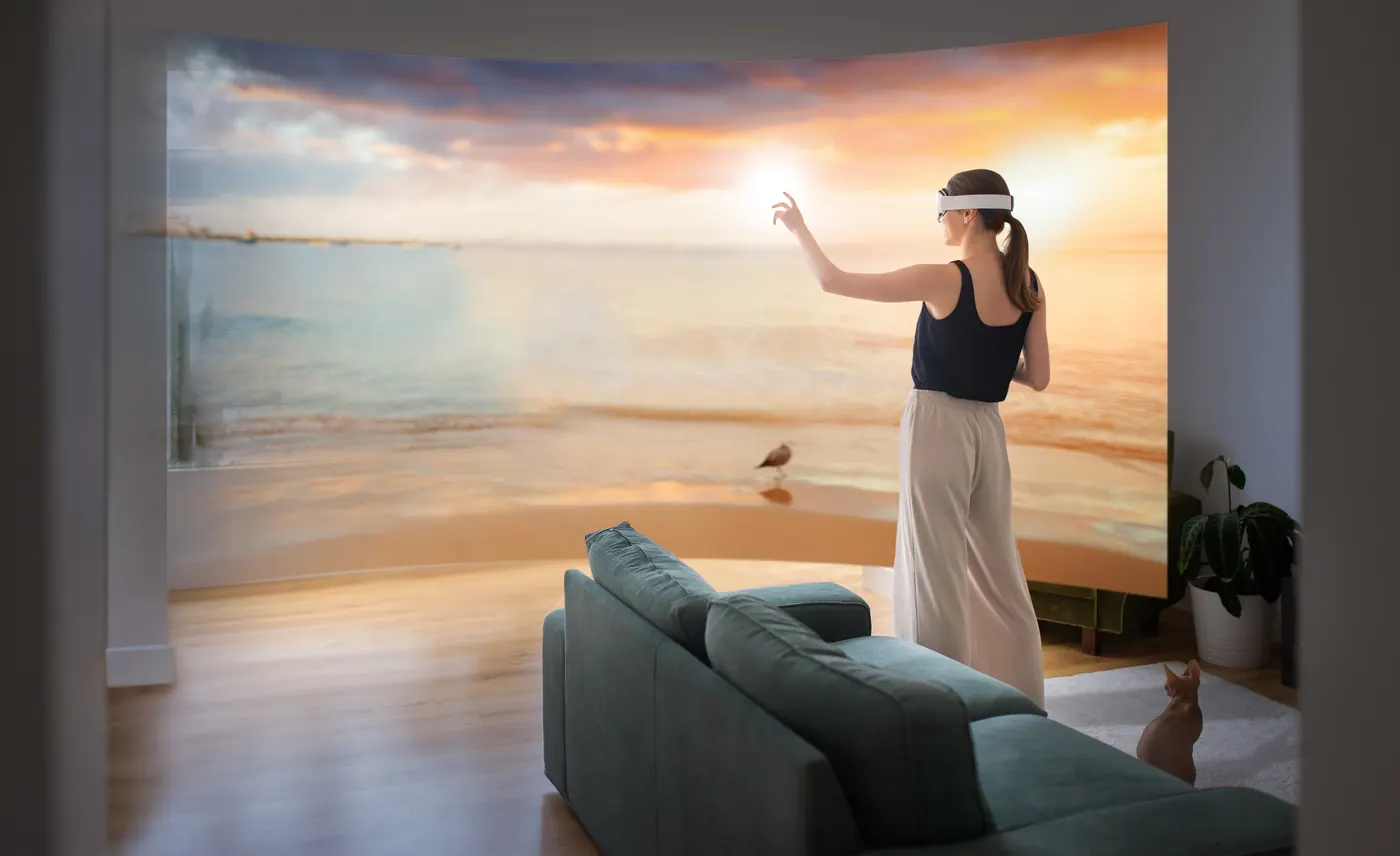 ผู้ใช้สวมแว่น VR สัมผัสประสบการณ์เสมือนจริง